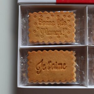 Coffret de 24 biscuits personnalisés Bonne fête Maman !
